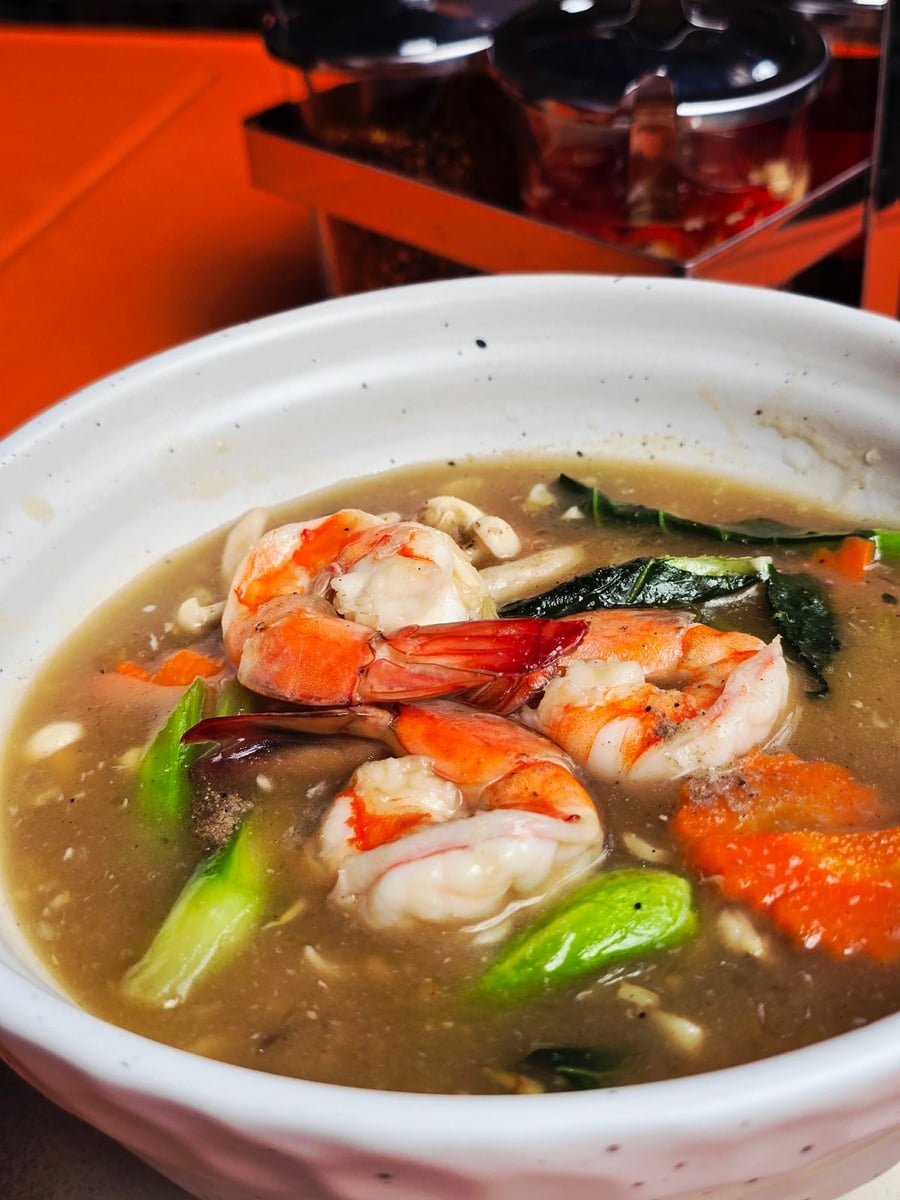 Prawn Rad Na — Gravy Noodles